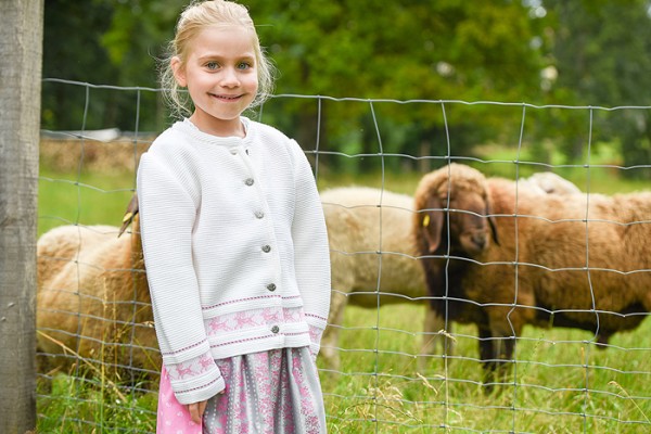 Naturweiße Kinderstrickjacke mit rosa Hirschen, Isar Trachten