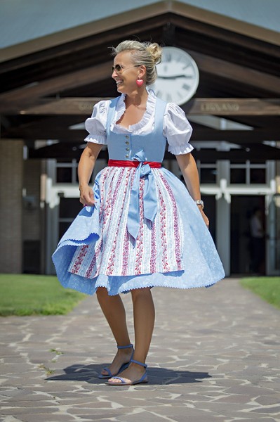 Midi-Dirndl in hellem himmelblau und rot, Michaela Feyrsinger