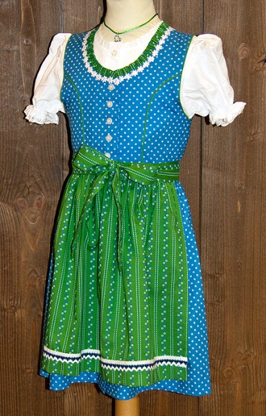 Kinderdirndl in dunklem Himmelblau mit grüner Schürze, Isar Trachten