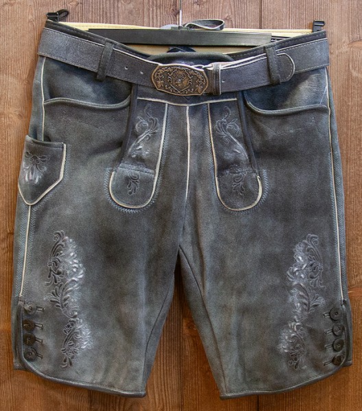 Kurze Lederhose „Eissee“, taupe mit Gürtel, Maddox