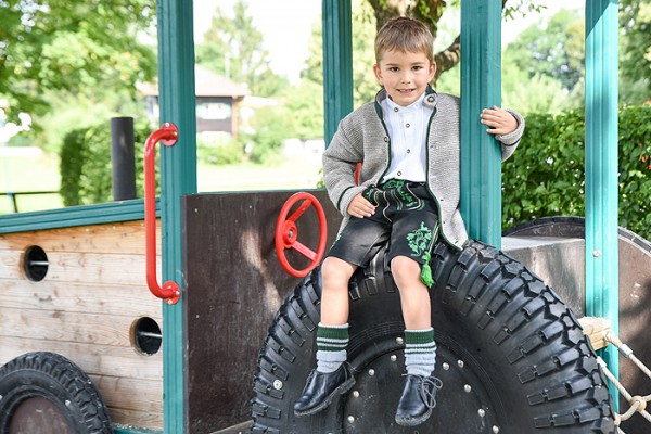 Kurze Lederhose in Schwarz mit grünen Stickereien, Meindl