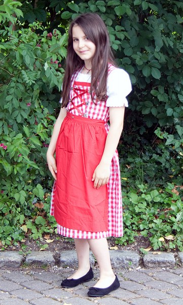 Madl-Dirndl rot-weiß kariert mit roter Schürze, Isar Trachten
