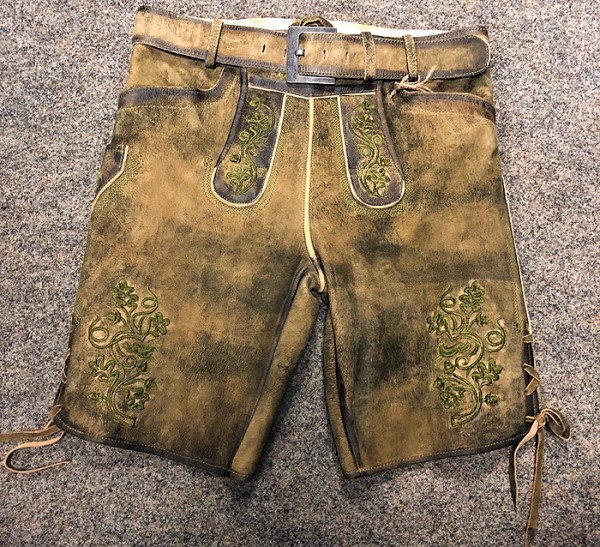 Wildbocklederhose in Hirschoptik, apfelgrüne aufgeraute Stickerei